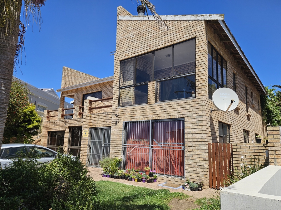 6 Bedroom Property for Sale in Wavecrest Eastern Cape